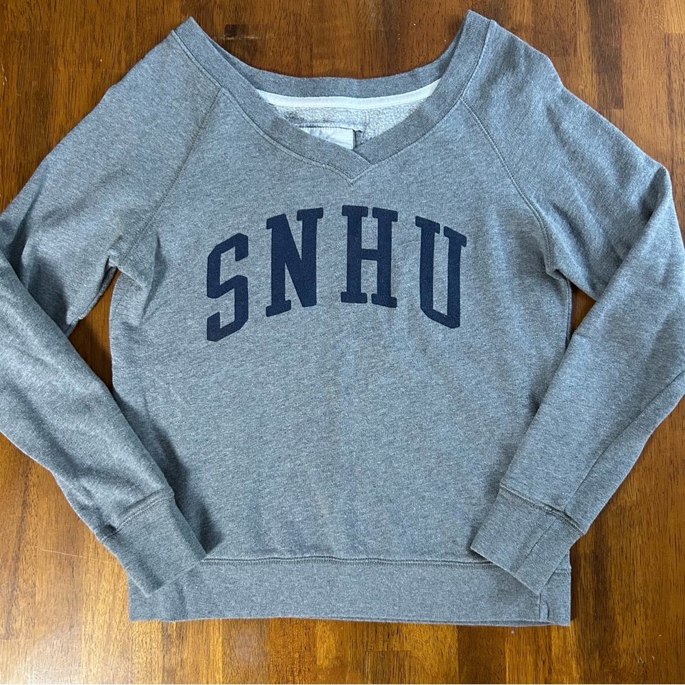 SNHU Southern New Hampshire University Sweatshirt| Women Small | V Neck Pullover